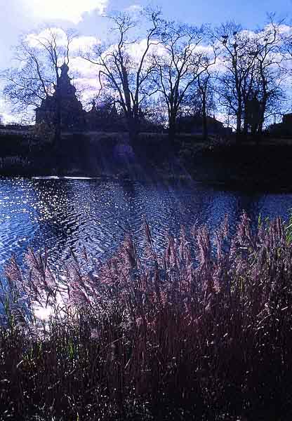     .  .  /  Sun reflection in the Kamenka river.  Suzdal.